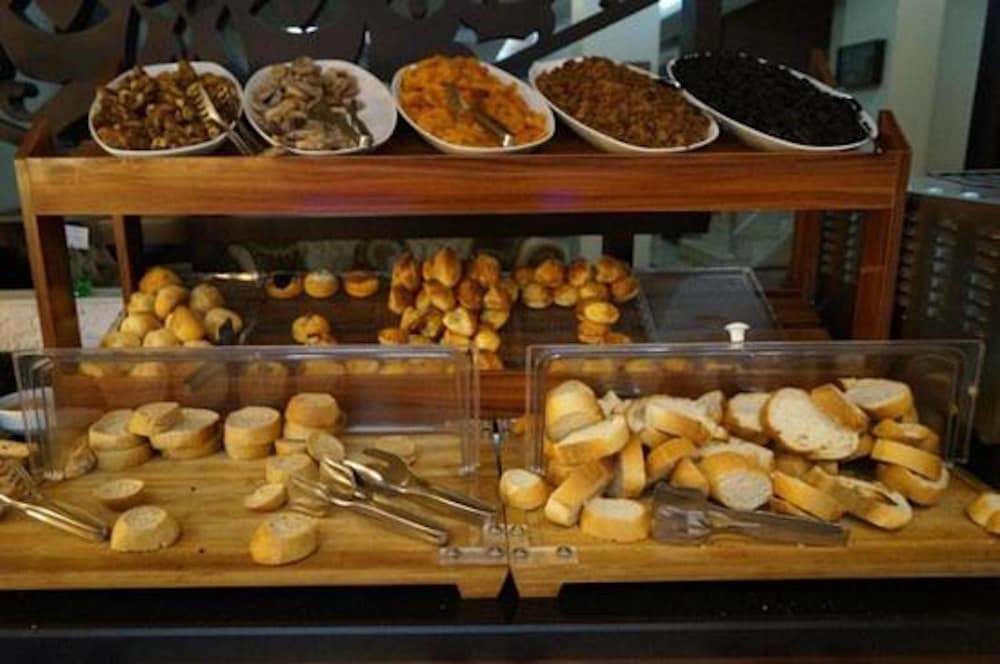 Photo - Maywood Hotel