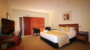 Premium bedding, desk, iron/ironing board, free WiFi
