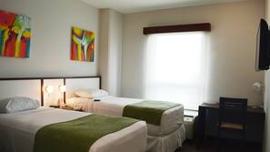 Ropa de cama de alta calidad, caja fuerte, escritorio y cortinas opacas