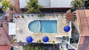Una piscina al aire libre (de 9:00 a 22:00), sombrillas, tumbonas