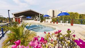 Una piscina al aire libre (de 9:00 a 22:00), sombrillas, tumbonas