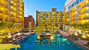 Outdoor pool, pool loungers