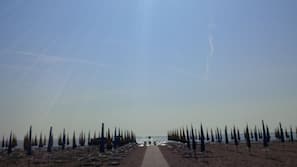 Spiaggia privata, sabbia bianca, lettini da mare, ombrelloni