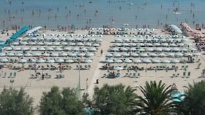 Spiaggia privata, sabbia bianca, lettini da mare, ombrelloni