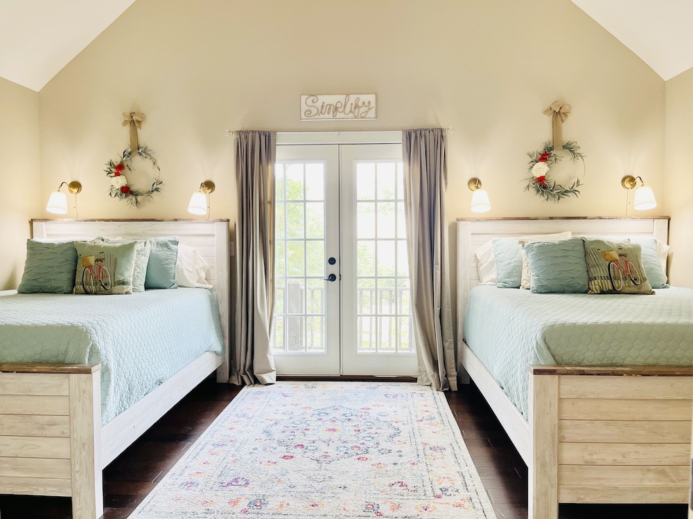 The Retreat Carlton Landing, an Elegant Farmhouse located in a 5 star