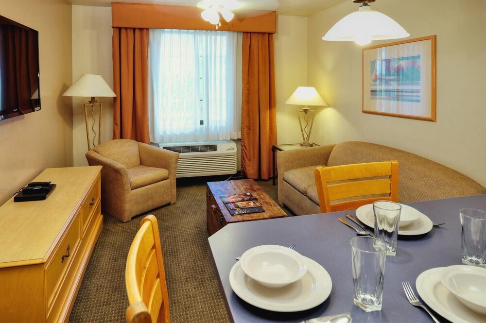 Adventure Awaits! 2 Spacious Units Near The Art Institute of Tucson, Pool
