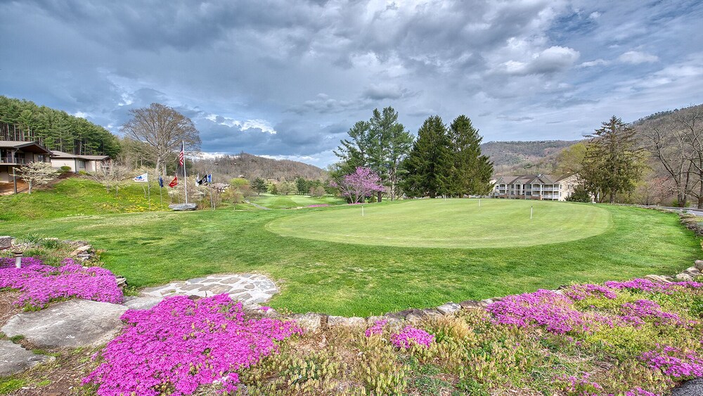 Mountain views & soothing streams in Maggie Valley Country Club Estates