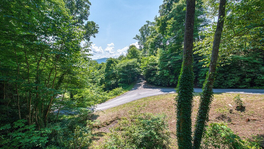 Mountain views & soothing streams in Maggie Valley Country Club Estates