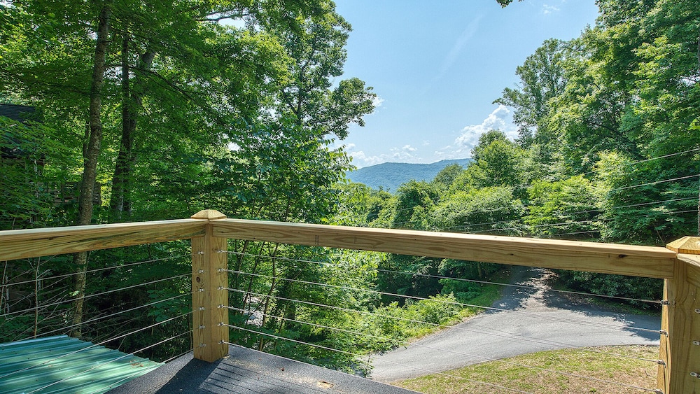 Mountain views & soothing streams in Maggie Valley Country Club Estates