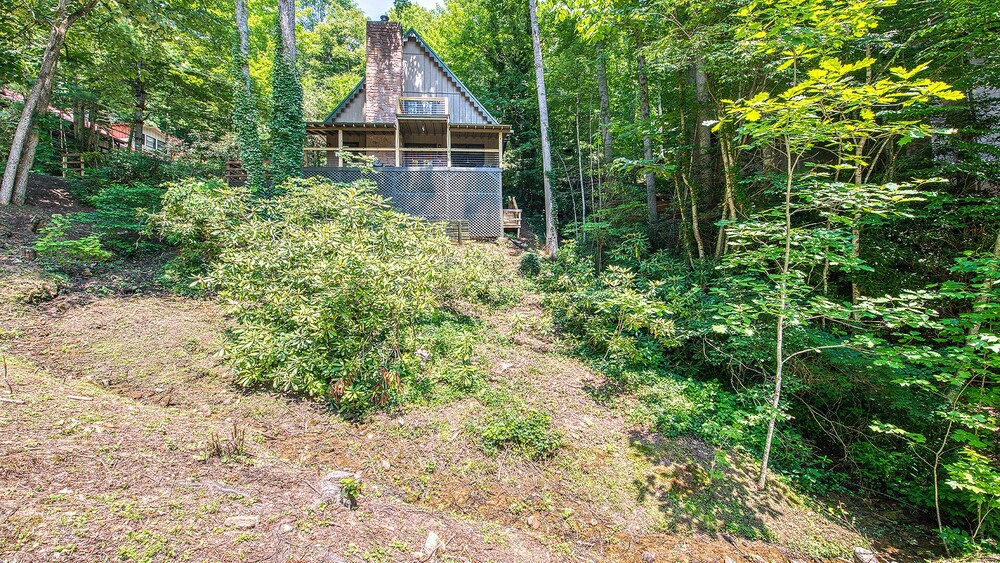 Mountain views & soothing streams in Maggie Valley Country Club Estates