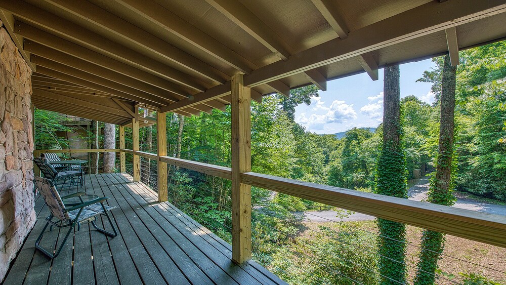 Mountain views & soothing streams in Maggie Valley Country Club Estates