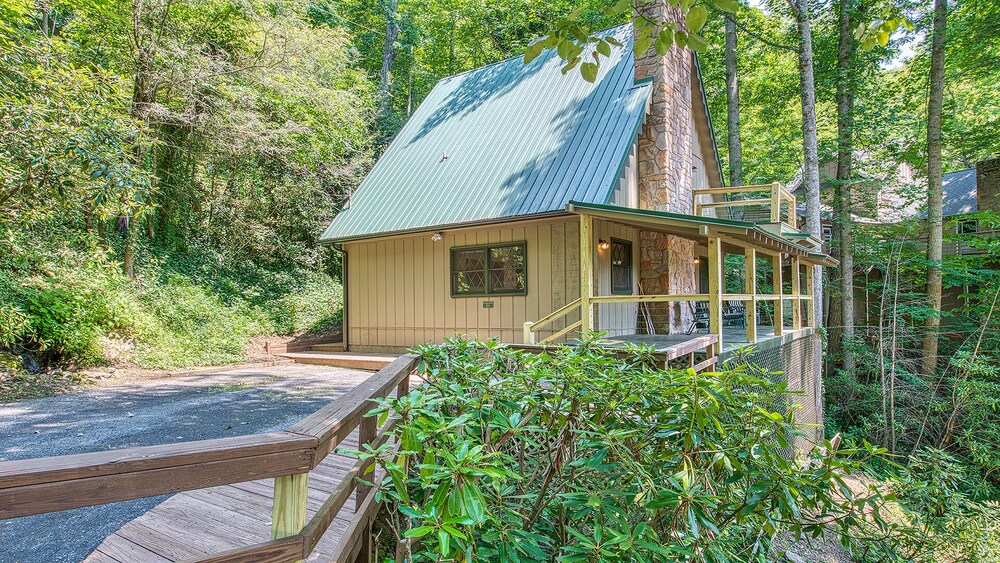 Mountain views & soothing streams in Maggie Valley Country Club Estates