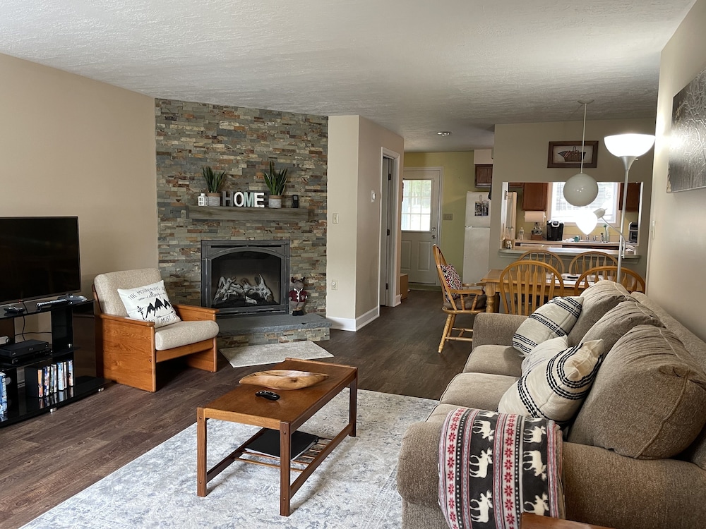 White Mtn Four Season Getaway Close to Loon & Cannon Ski Resort - Alpine Village