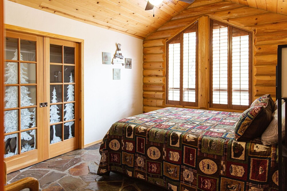 Lazy Bear Lodge in Torreon. Game room, hot tub, something for everyone