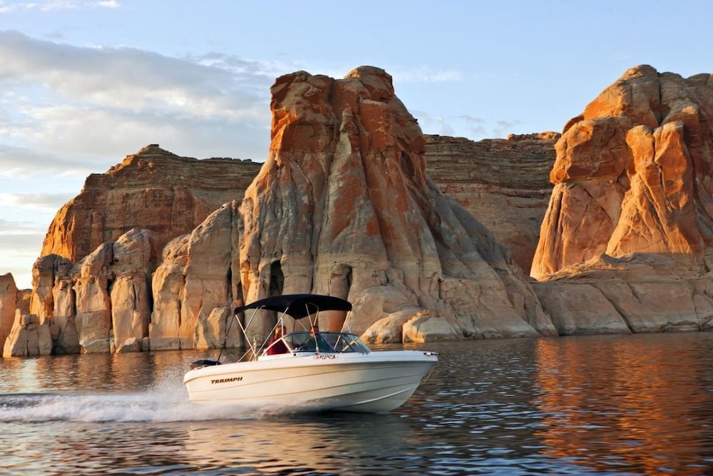 Beautiful Scenery on Lake Powell! Pool, Parking, Fitness Center,  Restaurant