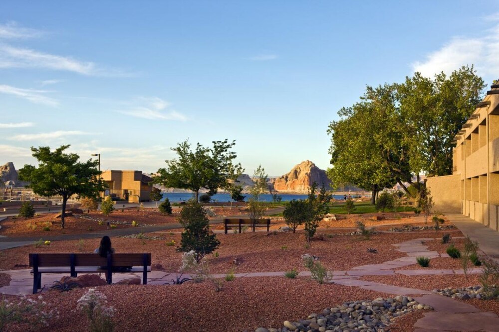 Beautiful Scenery on Lake Powell! Pool, Parking, Fitness Center,  Restaurant