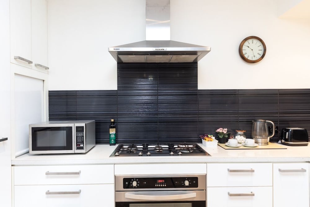 Darwin Style Tropical Luxury by the Foreshore