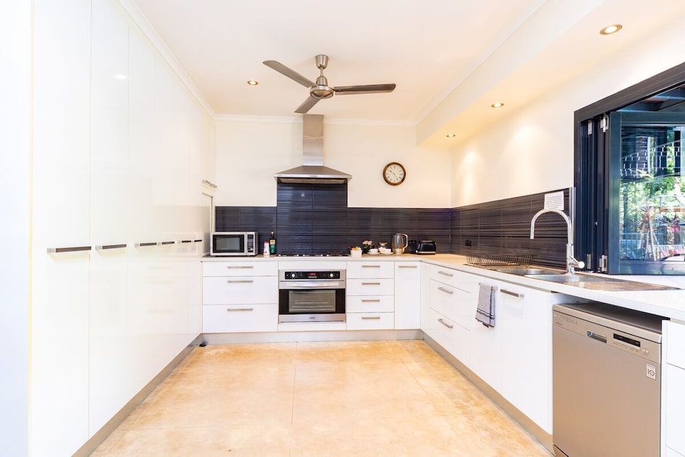 Darwin Style Tropical Luxury by the Foreshore