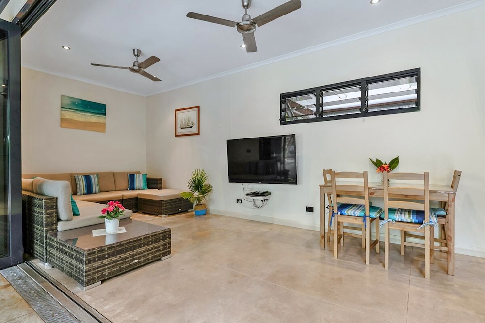 Darwin Style Tropical Luxury by the Foreshore