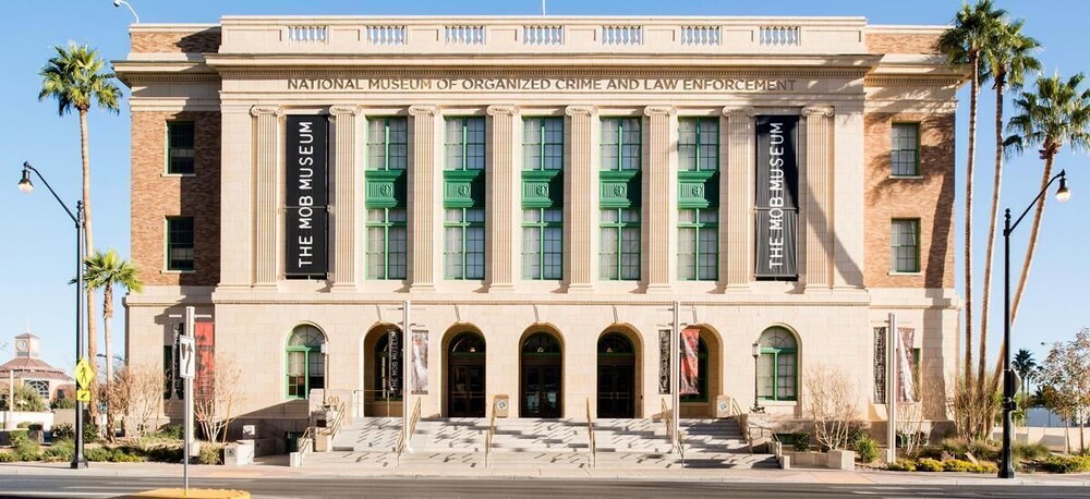 Iconic of Las Vegas! 3 Great Units, 2 Pools, Restaurants & Bars, Near Mob Museum