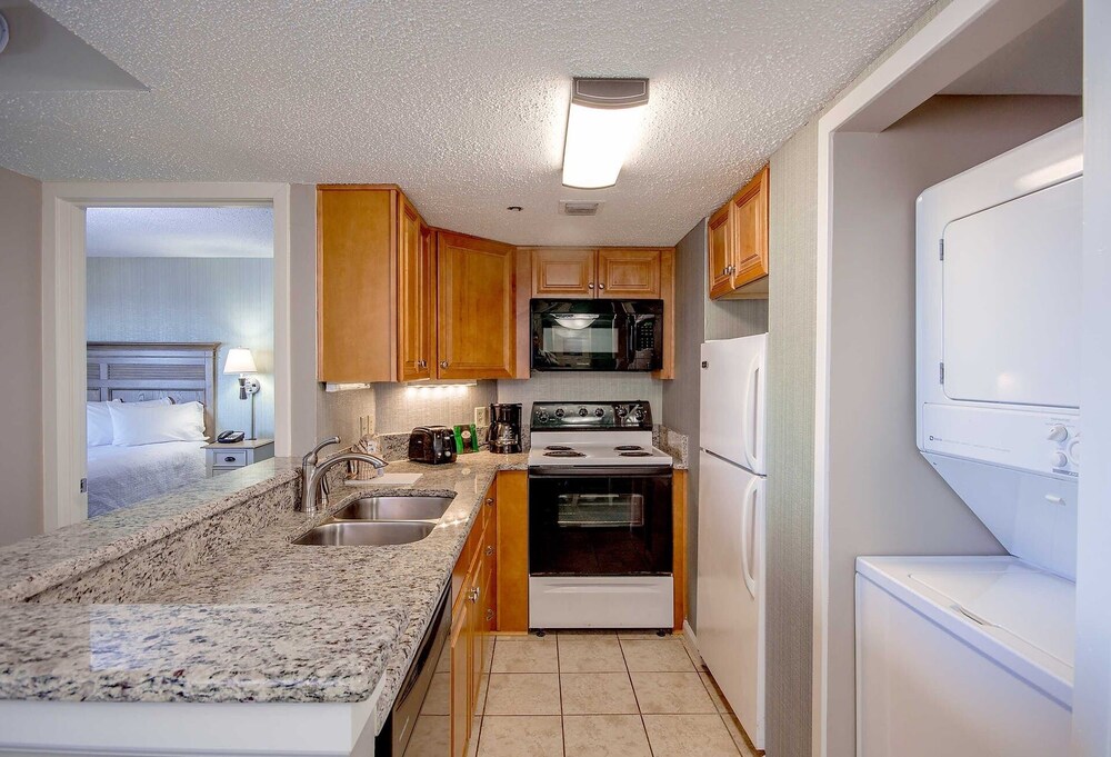 · Beautiful Oceanfront Suite - Great Location! Free Breakfast Included