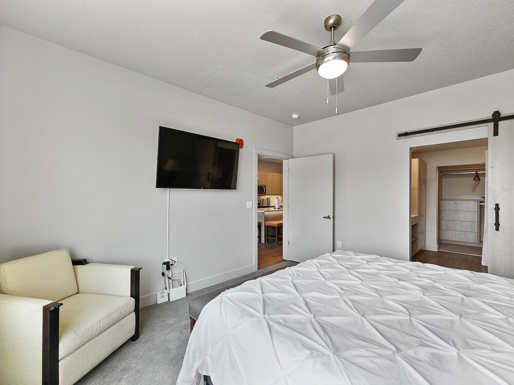 Amazing Location! California King Bed, Queen Sofa Sleeper & 2 Twin Beds