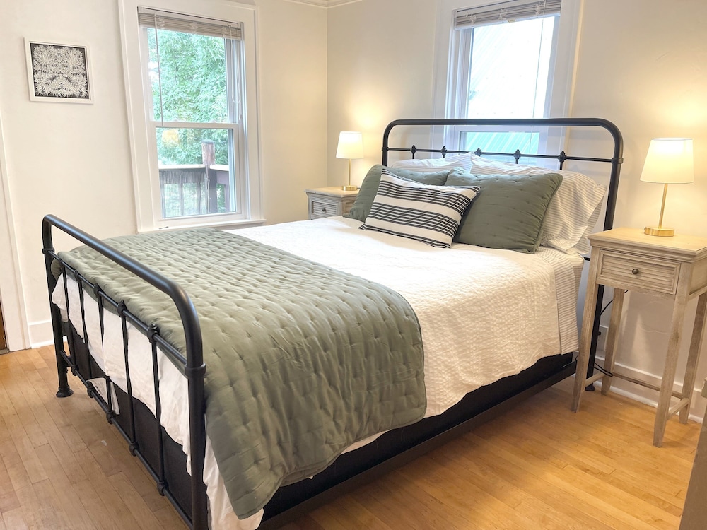 Classic brick charmer close to lake, river, and downtown! Sheboygan Vrbo