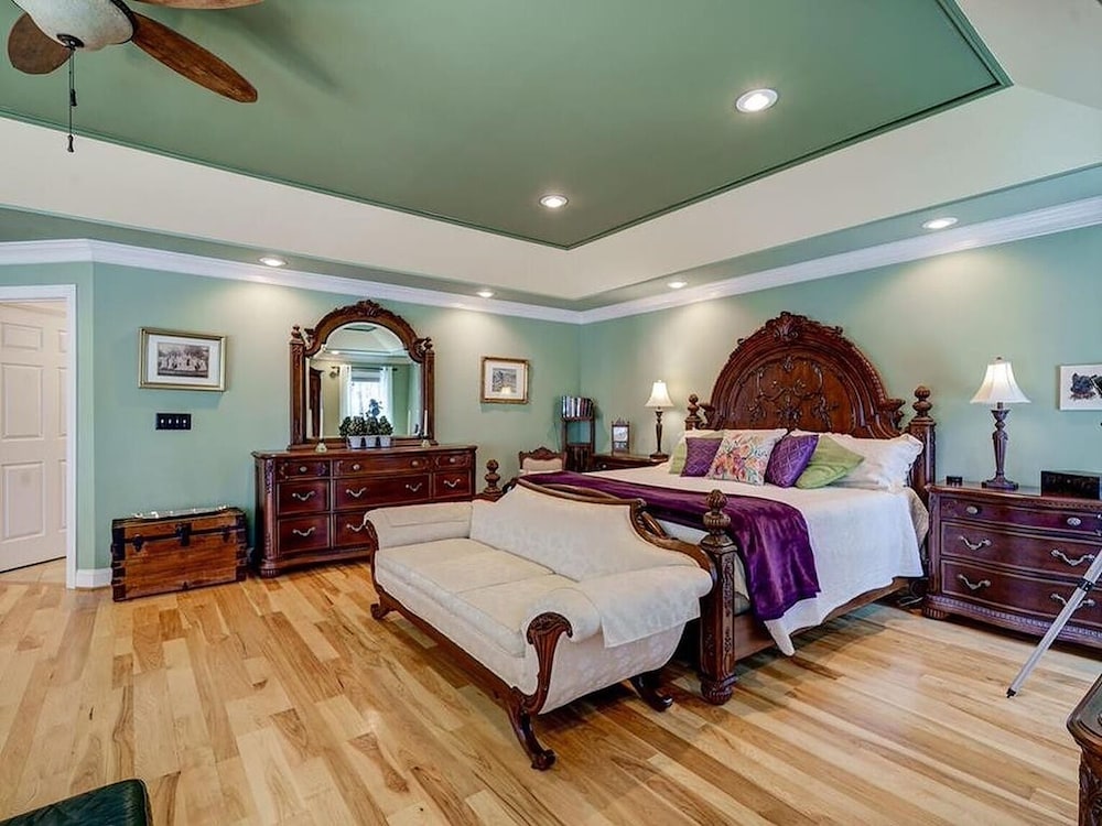 lakeside retreat with room for all! Merifield Acres FeWo