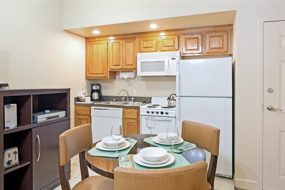 Adventure Awaits! 3 Spacious Units, Near World of Illusions, Pool