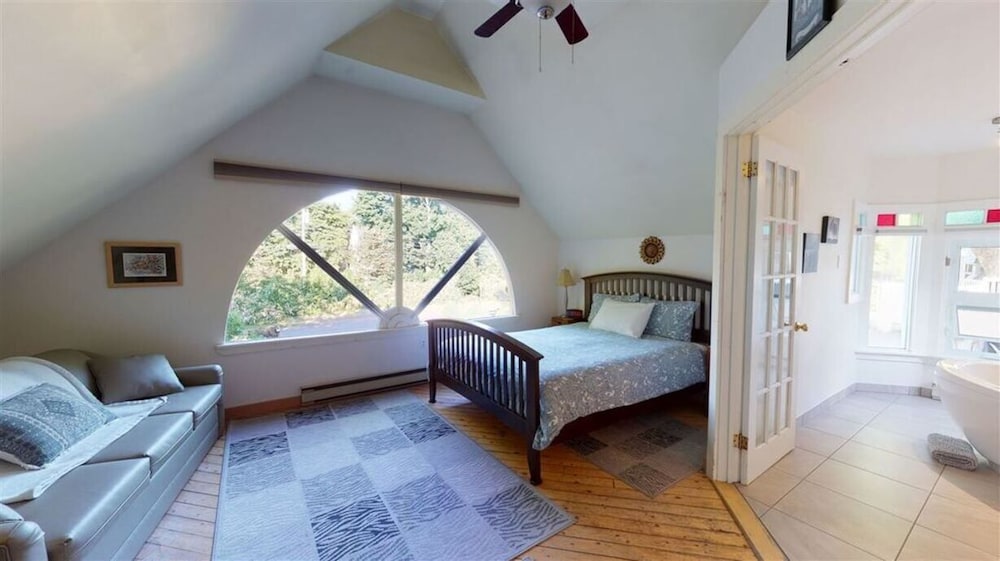 Sunrise Suite Jacuzzi, Patio, Downtown Wolfville Vrbo