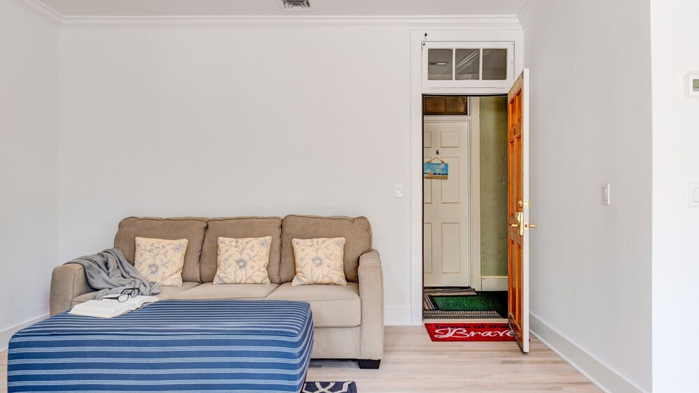 Walk to everything from this ideally located Westhampton Beach condo with... Westhampton Beach