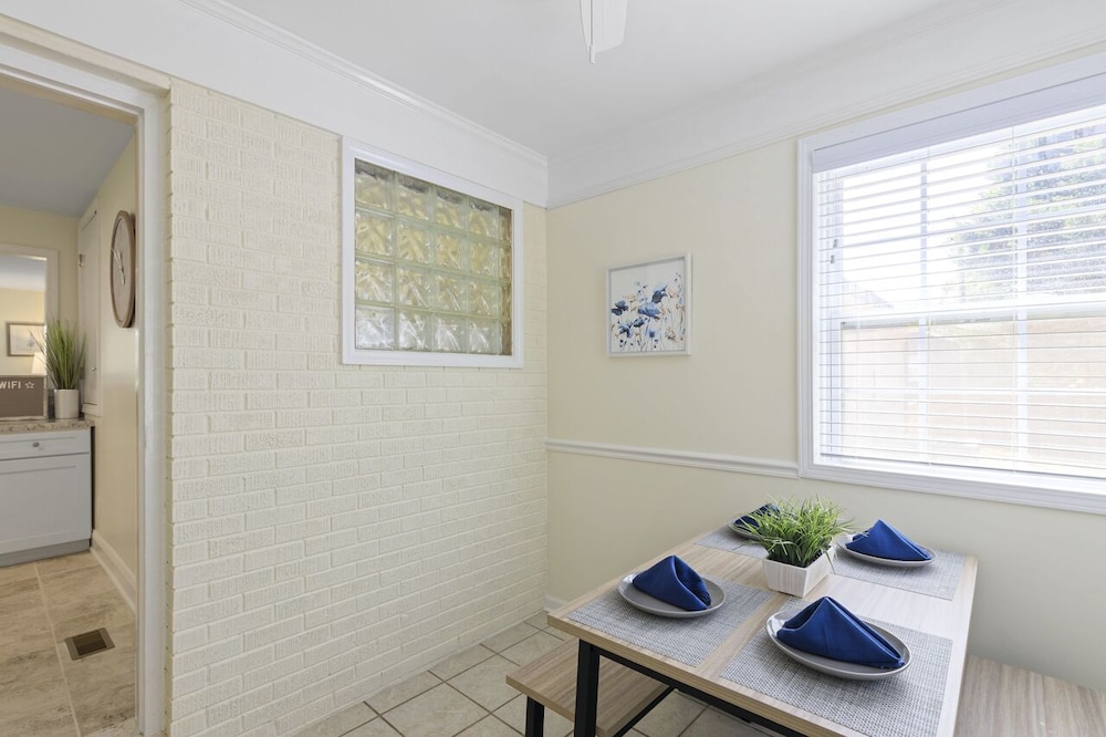 New! Renovated and 12 minutes to South End CLT! Charlotte Vrbo