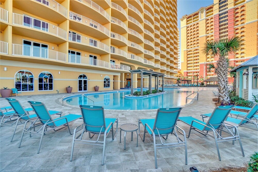 HOTTEST NEW RESORT IN PCB! FREE GOLF EACH DAY! NEXT TO PIER PARK! POOL, HOT TUB