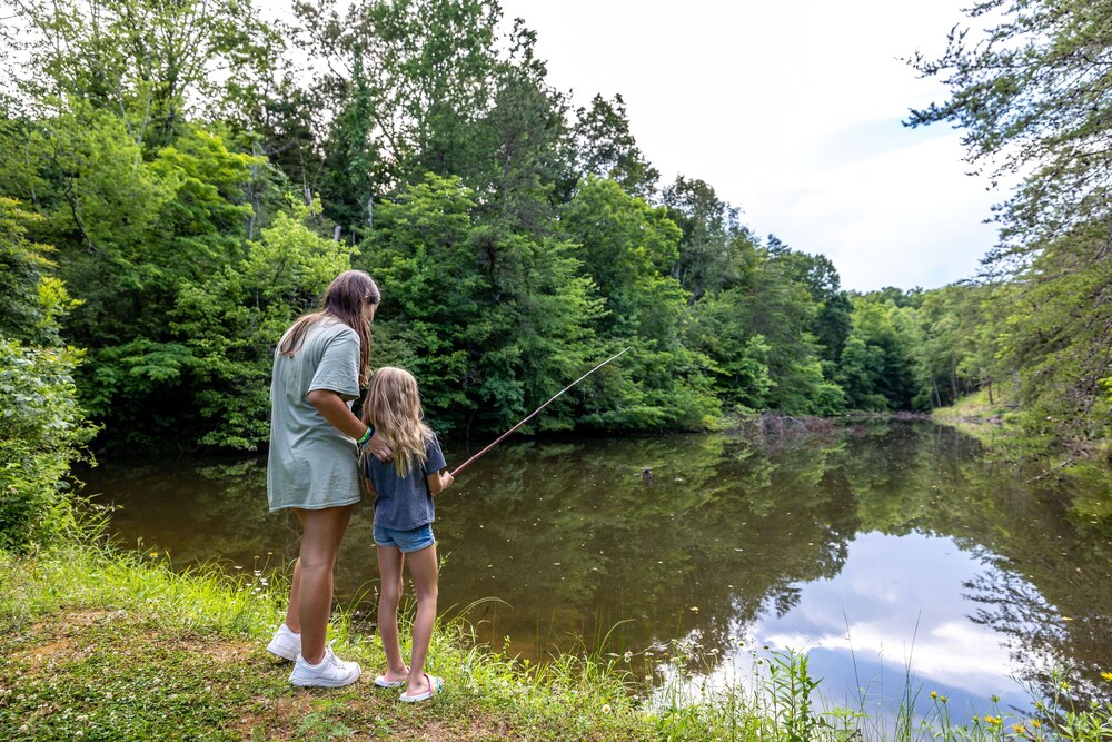 NEW! Sleeps 20+, Private Lake,12' Theater,Fire Pit, 5BR w/Loft