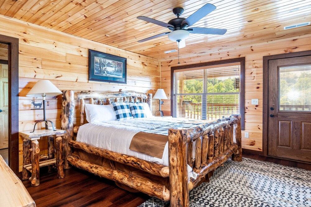 NEW! Sleeps 20+, Private Lake,12' Theater,Fire Pit, 5BR w/Loft