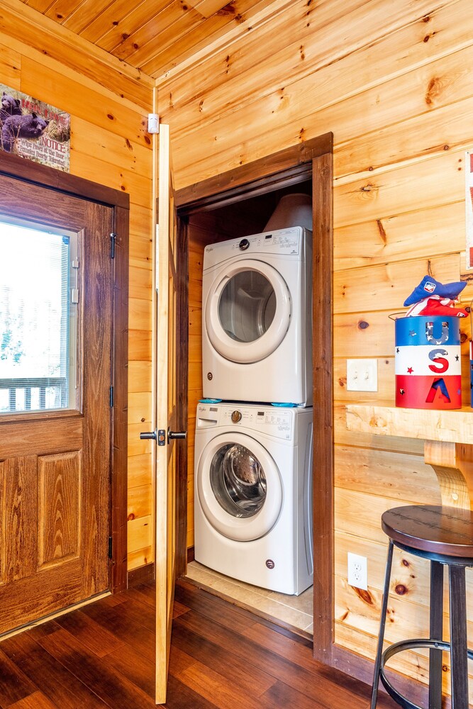NEW! Sleeps 20+, Private Lake,12' Theater,Fire Pit, 5BR w/Loft