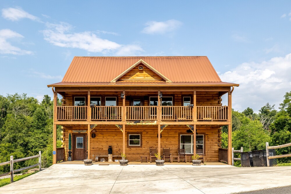 NEW! Sleeps 20+, Private Lake,12' Theater,Fire Pit, 5BR w/Loft