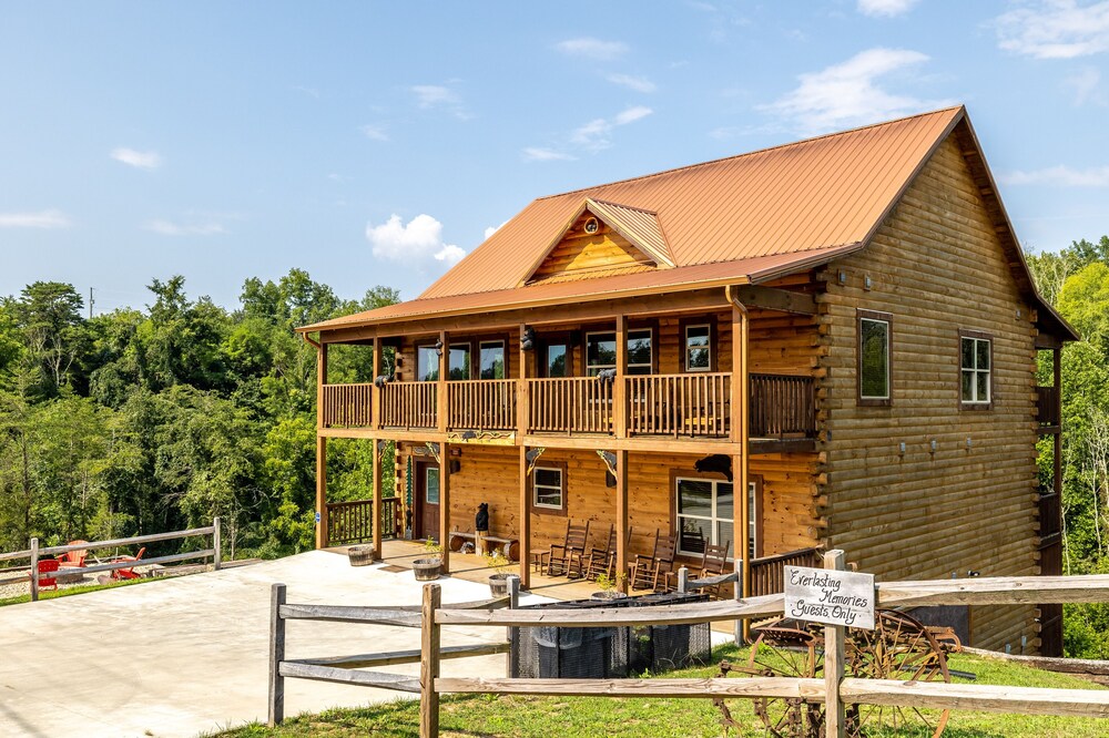 NEW! Sleeps 20+, Private Lake,12' Theater,Fire Pit, 5BR w/Loft