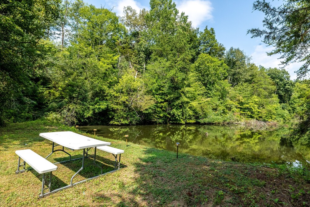 NEW! Sleeps 20+, Private Lake,12' Theater,Fire Pit, 5BR w/Loft