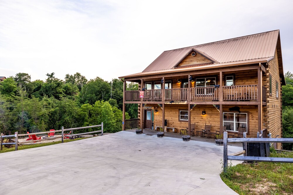 NEW! Sleeps 20+, Private Lake,12' Theater,Fire Pit, 5BR w/Loft