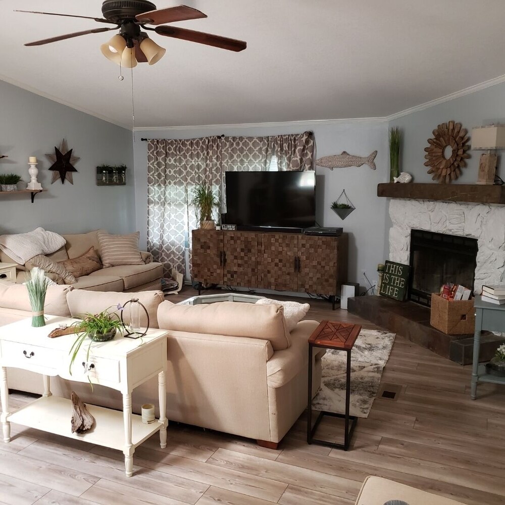 Lake Granbury Waterfront Home with private boat slip, Granbury Room