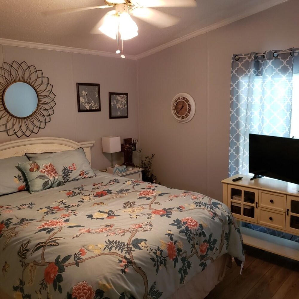 Lake Granbury Waterfront Home with private boat slip, Granbury Room