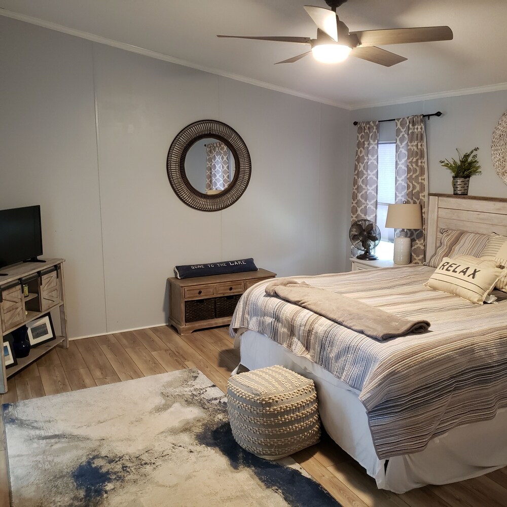 Lake Granbury Waterfront Home with private boat slip, Granbury Room