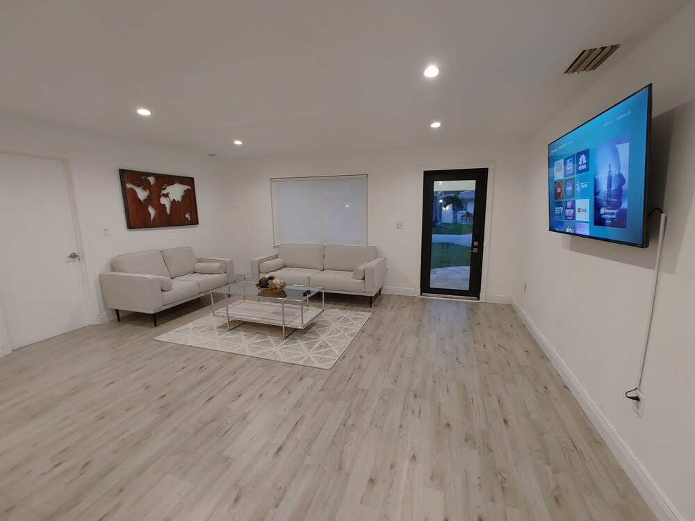 Waterfront home minutes from FLL, Hard Rock casino and beaches. Free kayak use.