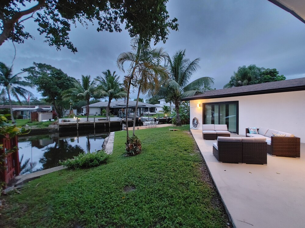 Waterfront home minutes from FLL, Hard Rock casino and beaches. Free kayak use.