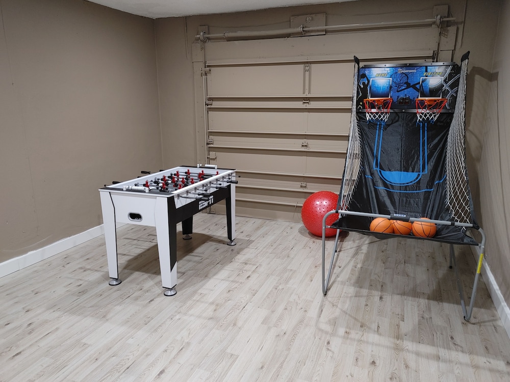 Waterfront home minutes from FLL, Hard Rock casino and beaches. Free kayak use.