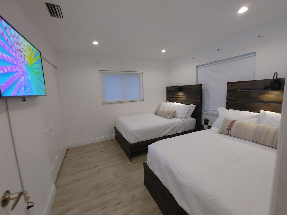 Waterfront home minutes from FLL, Hard Rock casino and beaches. Free kayak use.