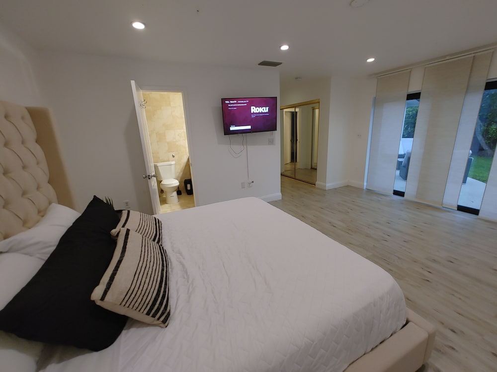 Waterfront home minutes from FLL, Hard Rock casino and beaches. Free kayak use.