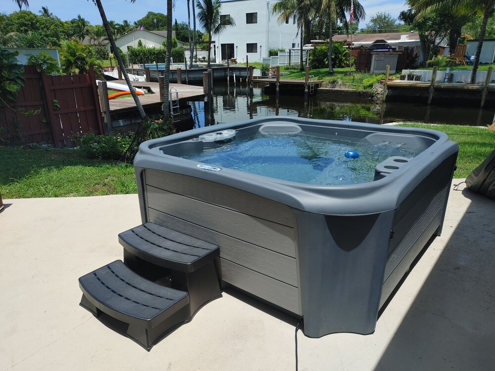 Waterfront home minutes from FLL, Hard Rock casino and beaches. Free kayak use.