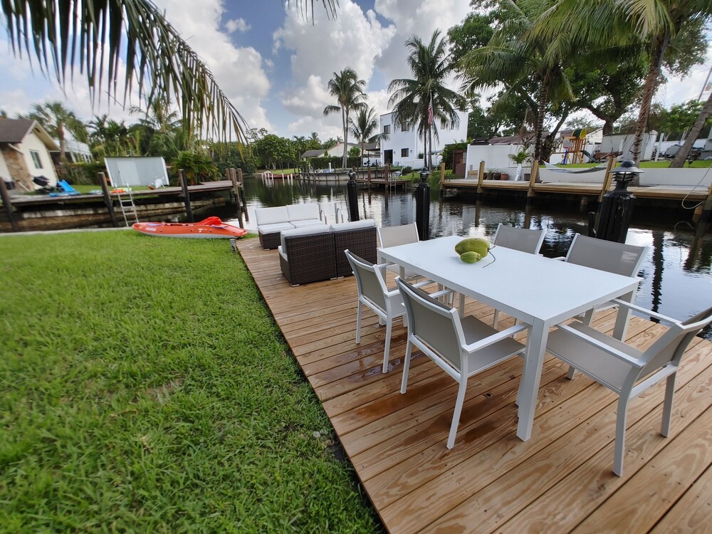 Waterfront home minutes from FLL, Hard Rock casino and beaches. Free kayak use.